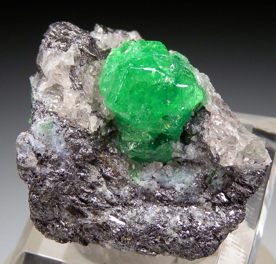 Tsavorite from Merelani Hills, Arusha, Tanzania [db_pics/pics/LL472a.jpg]