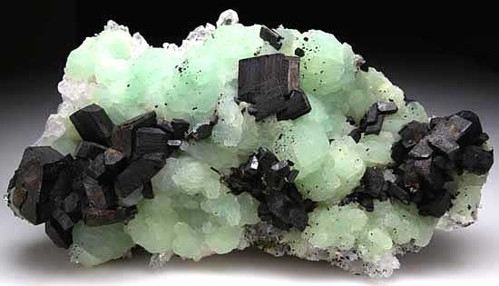Babingtonite on Prehnite with Quartz from Meigu, Sichuan Prov., China [db_pics/pics/a256a.jpg]