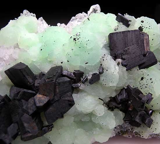 Babingtonite on Prehnite with Quartz from Meigu, Sichuan Prov., China [db_pics/pics/a256b.jpg]