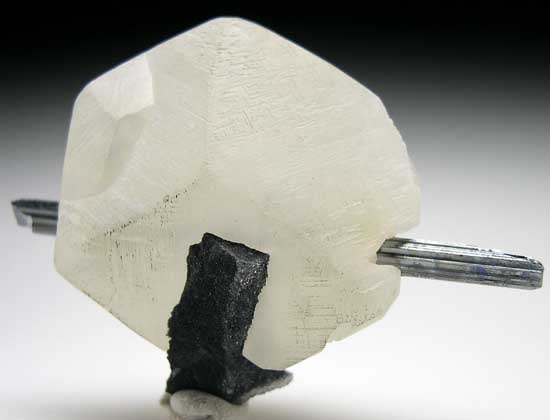 Stibnite with Calcite from Henan Prov., China [db_pics/pics/a612c.jpg]