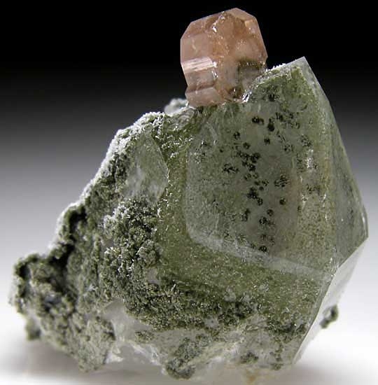 Apatite on Quartz from Chongyi, Jiangxi, China [db_pics/pics/a692a.jpg]