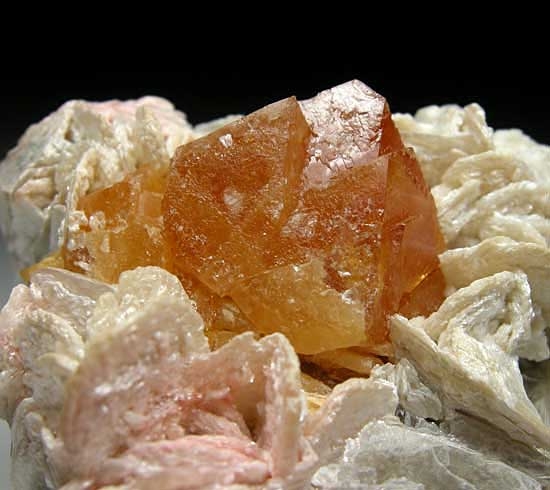 Scheelite on Muscovite from Ping Wu Mine, Hunan Prov., China [db_pics/pics/a791b.jpg]