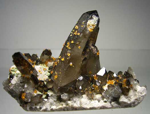 Spessartine on Quartz from Tongbei, Fujian Prov., China [db_pics/pics/a877a.jpg]