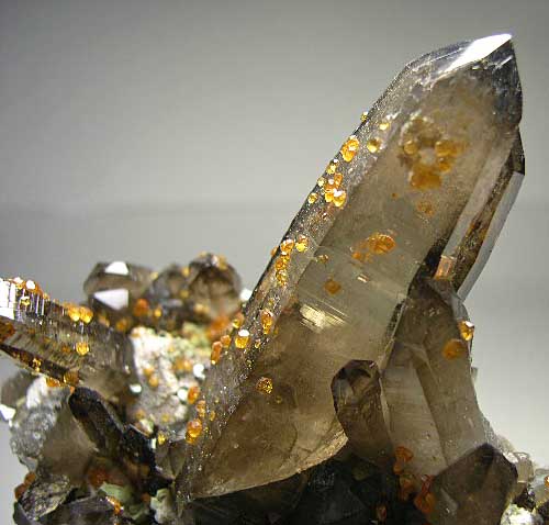 Spessartine on Quartz from Tongbei, Fujian Prov., China [db_pics/pics/a877b.jpg]