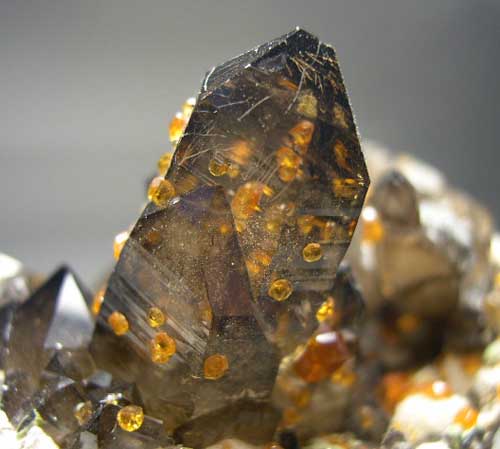 Spessartine on Quartz from Tongbei, Fujian Prov., China [db_pics/pics/a878c.jpg]