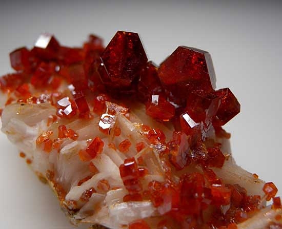 Vanadinite on Barite from Mibladen, Morocco [db_pics/pics/af397b.jpg]
