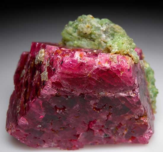 Spinel with Pargasite from Mahenge, Tanzania [db_pics/pics/af401b.jpg]