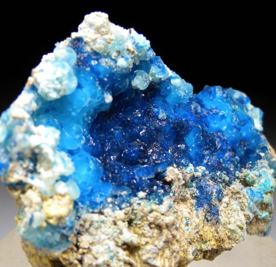 Veszelyite on Hemimorphite from Palabanda quarries, Mfouati, Bouenza Department, Republic of the Congo [db_pics/pics/au815b.jpg]