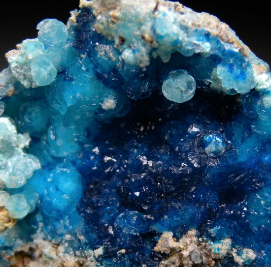 Veszelyite on Hemimorphite from Palabanda quarries, Mfouati, Bouenza Department, Republic of the Congo [db_pics/pics/au815c.jpg]
