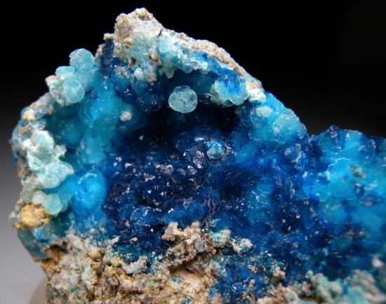 Veszelyite on Hemimorphite from Palabanda quarries, Mfouati, Bouenza Department, Republic of the Congo [db_pics/pics/au815d.jpg]