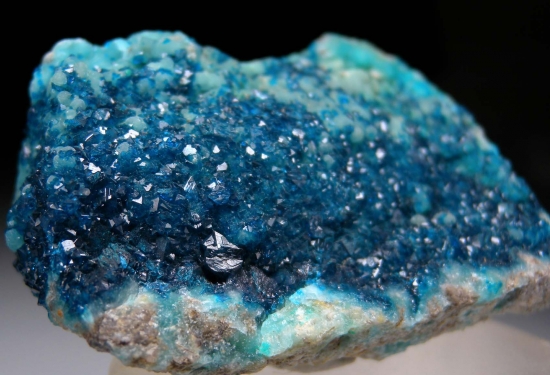 Veszelyite on Hemimorphite from Palabanda quarries, Mfouati, Bouenza Department, Republic of the Congo [db_pics/pics/au816c.jpg]