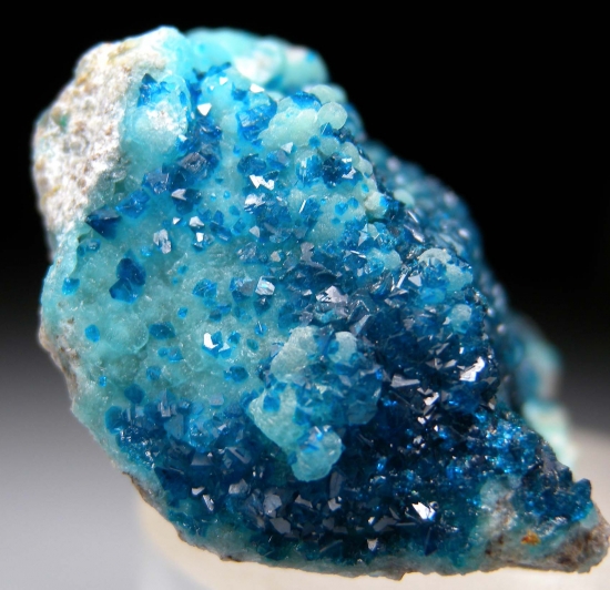 Veszelyite on Hemimorphite from Palabanda quarries, Mfouati, Bouenza Department, Republic of the Congo [db_pics/pics/au816d.jpg]