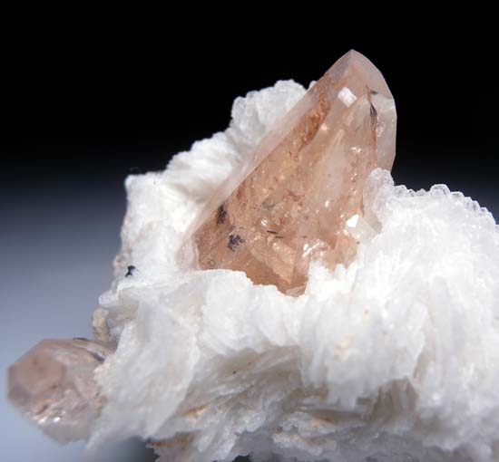 Topaz on Albite from Shigar Valley, Skardu Dist., Pakistan [db_pics/pics/b665c.jpg]