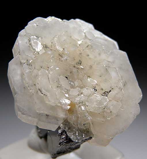 Apatite on Ferberite from Panasquiera Mine, Barroca Grande, Beira Baxia, Portugal [db_pics/pics/e624a.jpg]