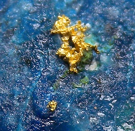Gold in Shattuckite from Okozondje, near Otjokavare, Kunene Prov., Namibia [db_pics/pics/fm241c.jpg]