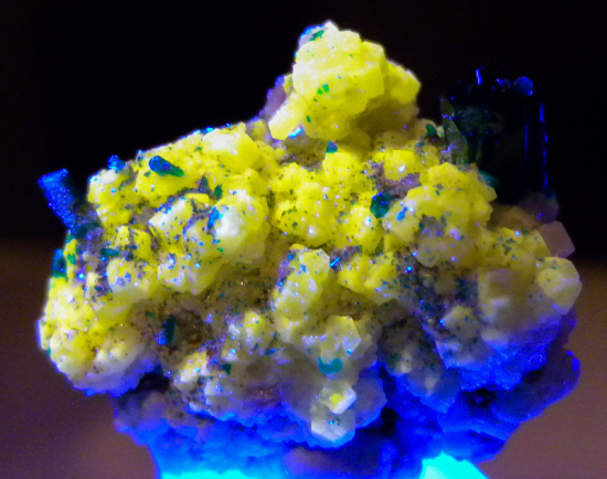 Willemite and Dioptase from Gotala, near Mindouli, Pool Dept., Rep. of Congo [db_pics/pics/fm500x.jpg]