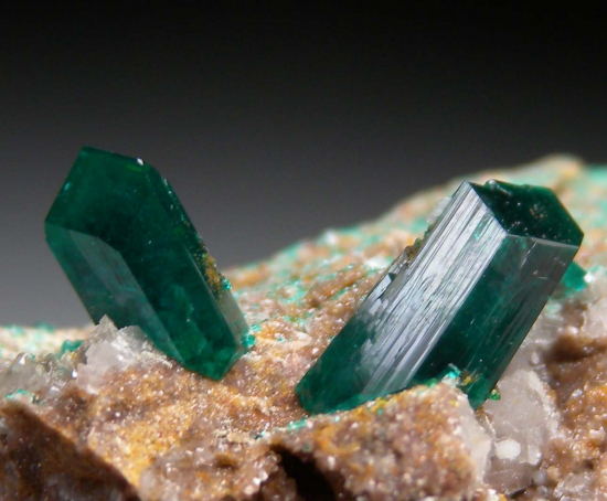 Willemite and Dioptase from Gotala, near Mindouli, Pool Dept., Rep. of Congo [db_pics/pics/fm505e.jpg]