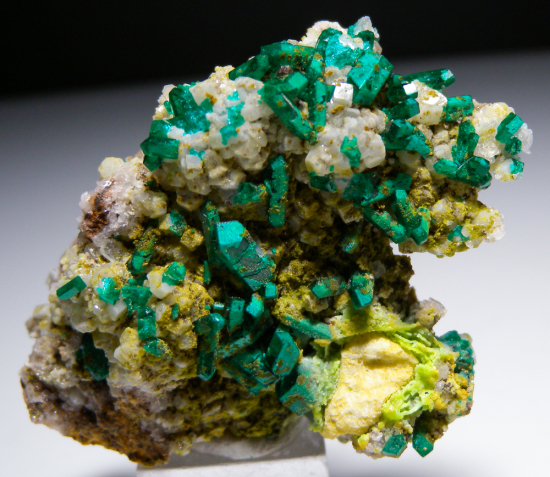 Willemite and Dioptase from Gotala, near Mindouli, Pool Dept., Rep. of Congo [db_pics/pics/fm506b.jpg]