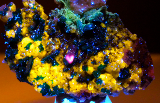 Willemite and Dioptase from Gotala, near Mindouli, Pool Dept., Rep. of Congo [db_pics/pics/fm506z.jpg]