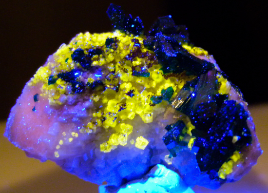 Willemite and Dioptase from Gotala, near Mindouli, Pool Dept., Rep. of Congo [db_pics/pics/fm507x.jpg]