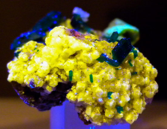Willemite and Dioptase from Gotala, near Mindouli, Pool Dept., Rep. of Congo [db_pics/pics/fm509x.jpg]