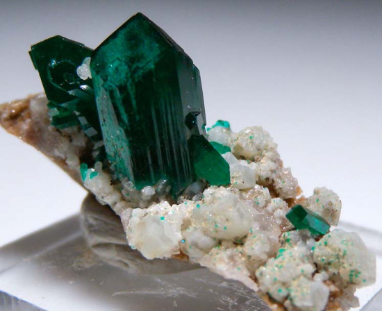 Willemite and Dioptase from Gotala, near Mindouli, Pool Dept., Rep. of Congo [db_pics/pics/fm511c.jpg]