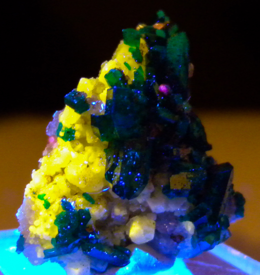 Willemite and Dioptase from Gotala, near Mindouli, Pool Dept., Rep. of Congo [db_pics/pics/fm514x.jpg]