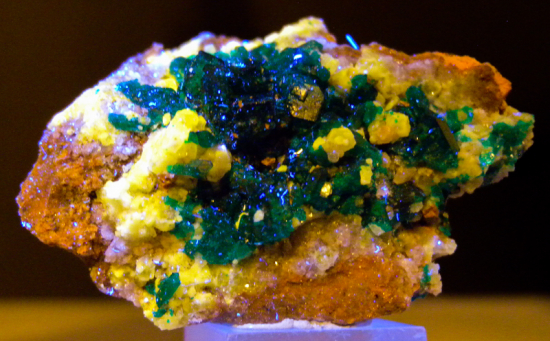 Willemite and Dioptase from Gotala, near Mindouli, Pool Dept., Rep. of Congo [db_pics/pics/fm516x.jpg]