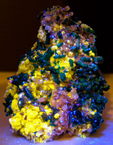 Willemite and Dioptase from Gotala, near Mindouli, Pool Dept., Rep. of Congo [db_pics/pics/fm518x.jpg]