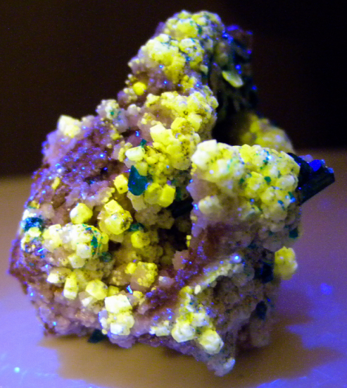 Willemite and Dioptase from Gotala, near Mindouli, Pool Dept., Rep. of Congo [db_pics/pics/fm519z.jpg]