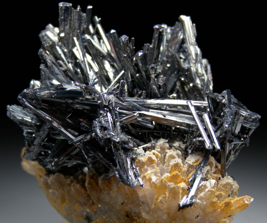 Stibnite on Quartz from Baia Sprie (Felsobanya), Maramures Co., Romania [db_pics/pics/fm792b.jpg]