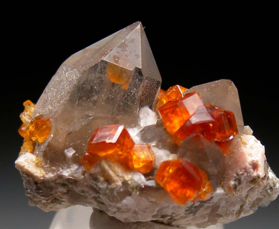 Spessartine on and in Quartz from Tongbei, Fujian Prov., China [db_pics/pics/fm803a.jpg]