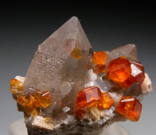 Spessartine on and in Quartz from Tongbei, Fujian Prov., China [db_pics/pics/fm803b.jpg]