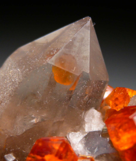 Spessartine on and in Quartz from Tongbei, Fujian Prov., China [db_pics/pics/fm803c.jpg]