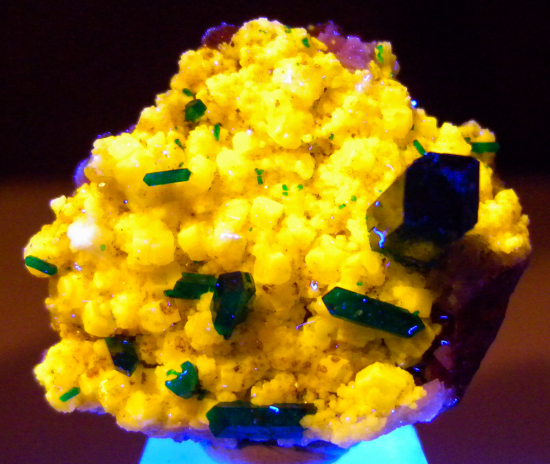 Willemite and Dioptase from Gotala, near Mindouli, Pool Dept., Rep. of Congo [db_pics/pics/fm936e.jpg]