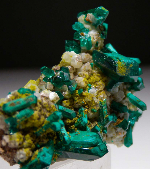 Willemite and Dioptase from Gotala, near Mindouli, Pool Dept., Rep. of Congo [db_pics/pics/fm937c.jpg]