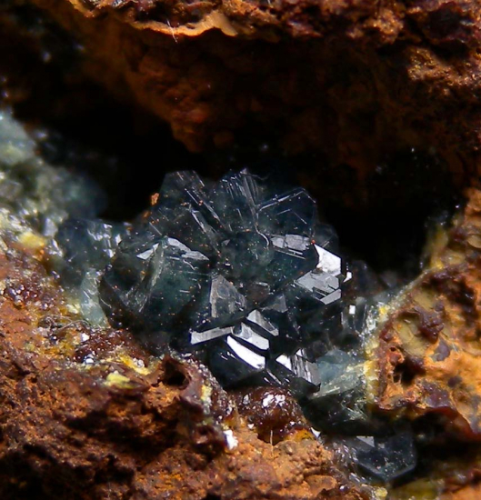 Scorodite from Mina Oujela, Mapimi, Durango, Mexico [db_pics/pics/fm958d.jpg]