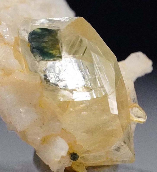 Amblygonite from Linopolis, Divino das Laranjeiras, Minas Gerais, Brazil [db_pics/pics/lp117b.jpg]