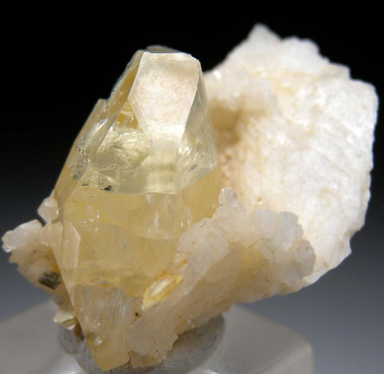 Amblygonite from Linopolis, Divino das Laranjeiras, Minas Gerais, Brazil [db_pics/pics/lp117c.jpg]