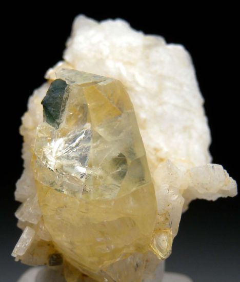 Amblygonite from Linopolis, Divino das Laranjeiras, Minas Gerais, Brazil [db_pics/pics/lp117d.jpg]