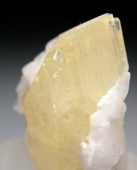 Amblygonite from Linopolis, Divino das Laranjeiras, Minas Gerais, Brazil [db_pics/pics/lp120b.jpg]