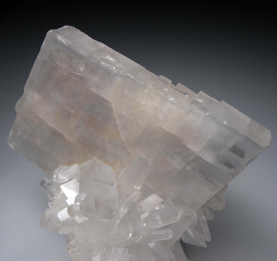 Barite on Quartz from Jinkouhe District, Leshan, Sichuan, China [db_pics/pics/mk450b.jpg]