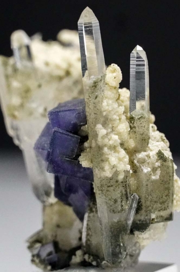 Fluorite on Quartz from Yaogangxian Mine, Hunan, China [db_pics/pics/mk898c.jpg]