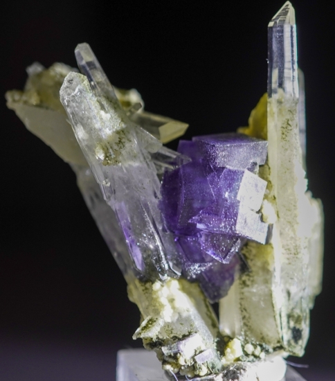 Fluorite on Quartz from Yaogangxian Mine, Hunan, China [db_pics/pics/mk898d.jpg]