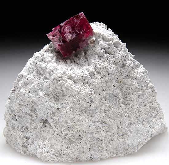 Red Beryl from Wah Wah Mountains, beaver Co., Utah [db_pics/pics/na805a.jpg]