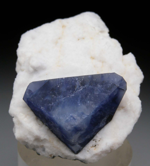 Benitoite from Gem Mine, San Benito Co., California, USA [db_pics/pics/p171a.jpg]