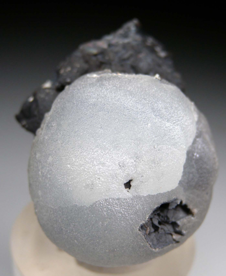 Smithsonite on Coronadite from Broken Hill, New South Wales, Australia [db_pics/pics/p246e.jpg]