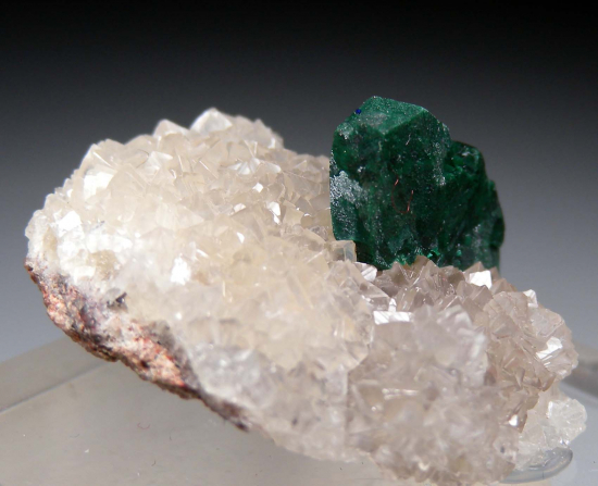 Malachite after Azurite on Smithsonite from Tsumeb, Namibia [db_pics/pics/p273b.jpg]