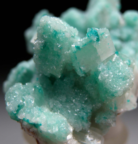 Dioptase, Calcite from Tsumeb, Namibia [db_pics/pics/p276c.jpg]
