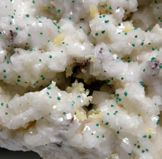 Mimetite, Malachite on Dolomite from Tsumeb, Namibia [db_pics/pics/p279f.jpg]